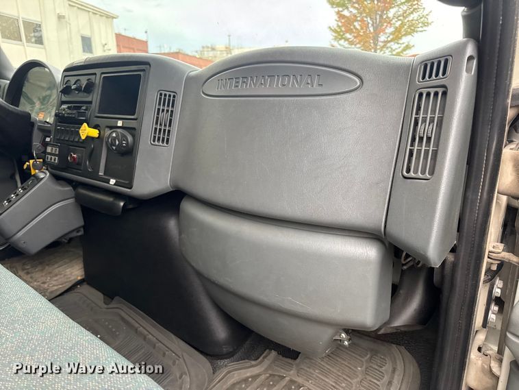 image for item DO2269 2006 International 4300 bucket truck