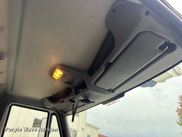 image for item DO2269 2006 International 4300 bucket truck