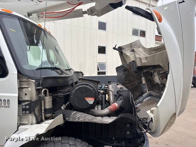 image for item DO2269 2006 International 4300 bucket truck