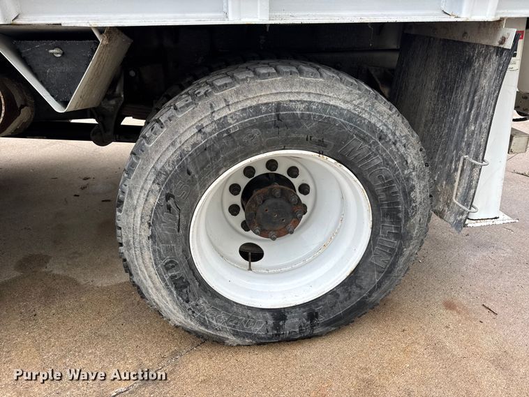 image for item DO2269 2006 International 4300 bucket truck