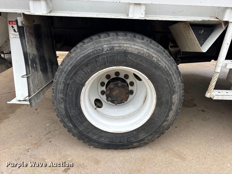 image for item DO2269 2006 International 4300 bucket truck