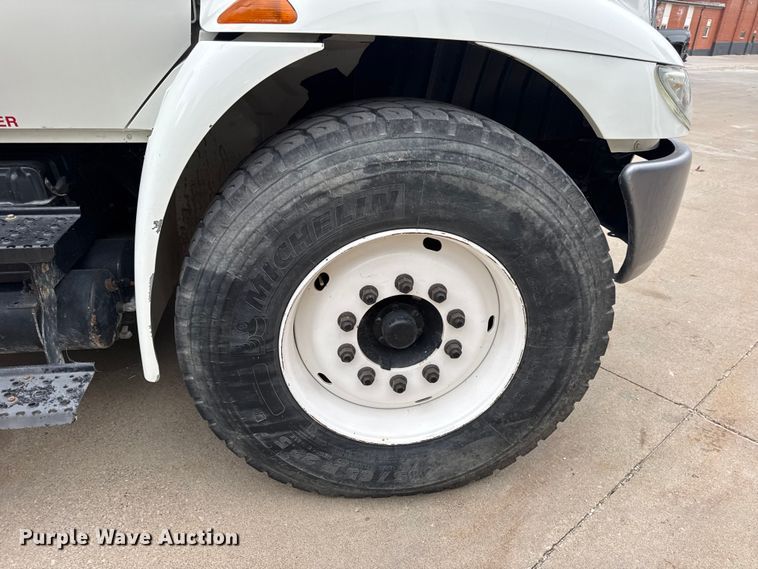 image for item DO2269 2006 International 4300 bucket truck