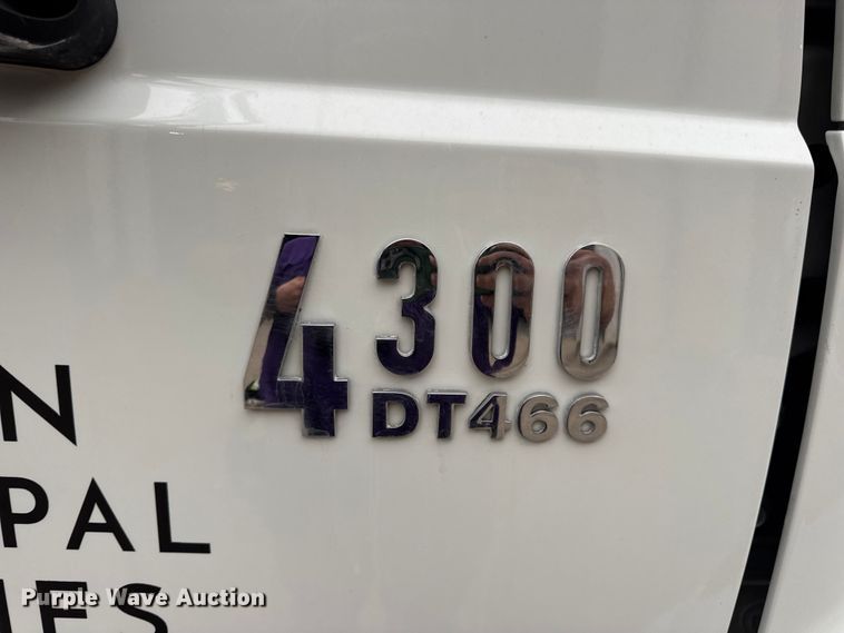 image for item DO2269 2006 International 4300 bucket truck