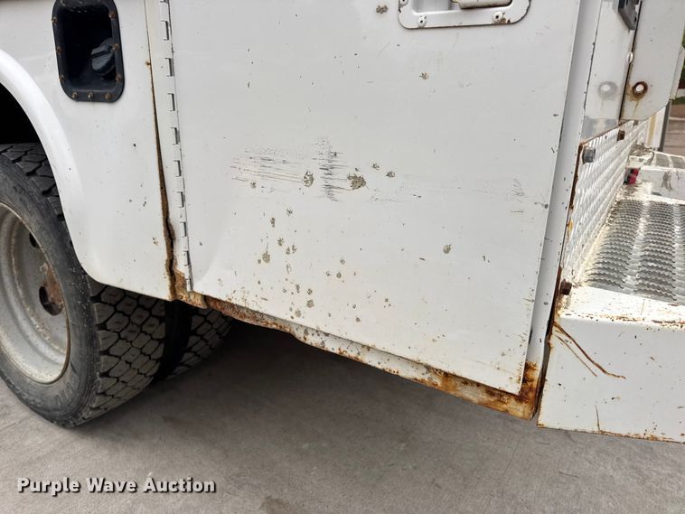 image for item DO2270 2004 Ford F550 XL Super Duty utility / service truck