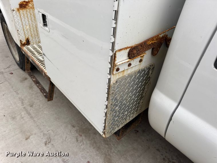 image for item DO2270 2004 Ford F550 XL Super Duty utility / service truck