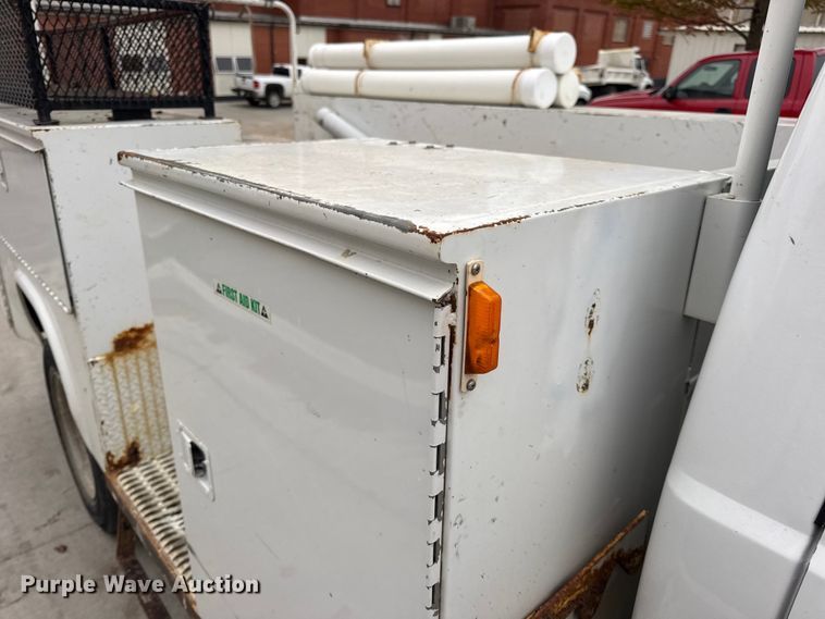 image for item DO2270 2004 Ford F550 XL Super Duty utility / service truck