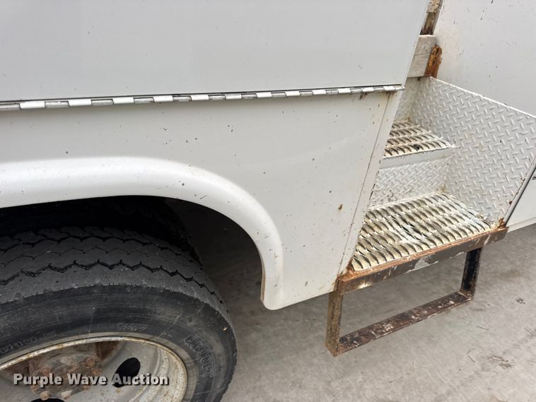 image for item DO2270 2004 Ford F550 XL Super Duty utility / service truck