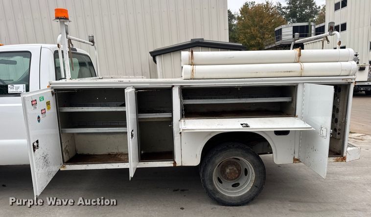 image for item DO2270 2004 Ford F550 XL Super Duty utility / service truck