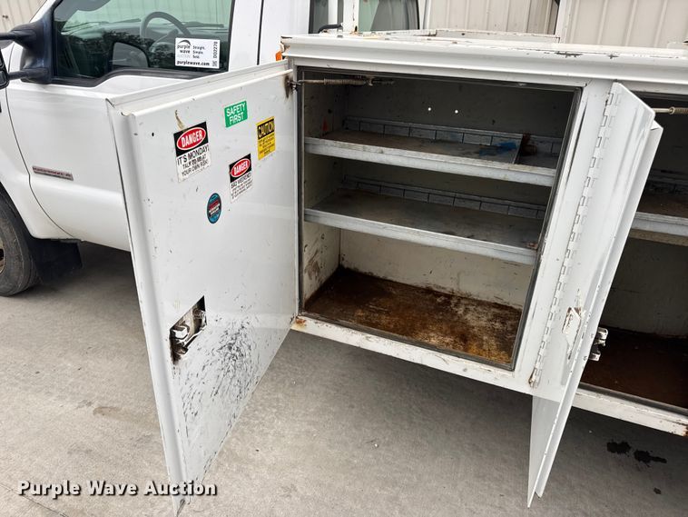 image for item DO2270 2004 Ford F550 XL Super Duty utility / service truck