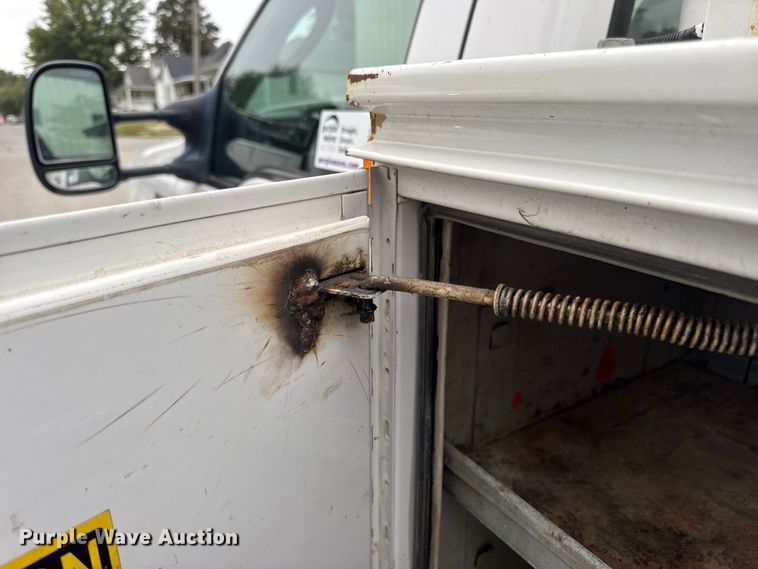 image for item DO2270 2004 Ford F550 XL Super Duty utility / service truck