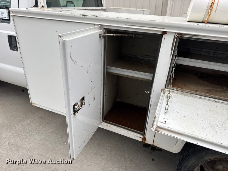 image for item DO2270 2004 Ford F550 XL Super Duty utility / service truck