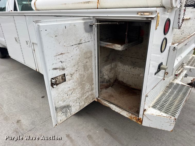 image for item DO2270 2004 Ford F550 XL Super Duty utility / service truck