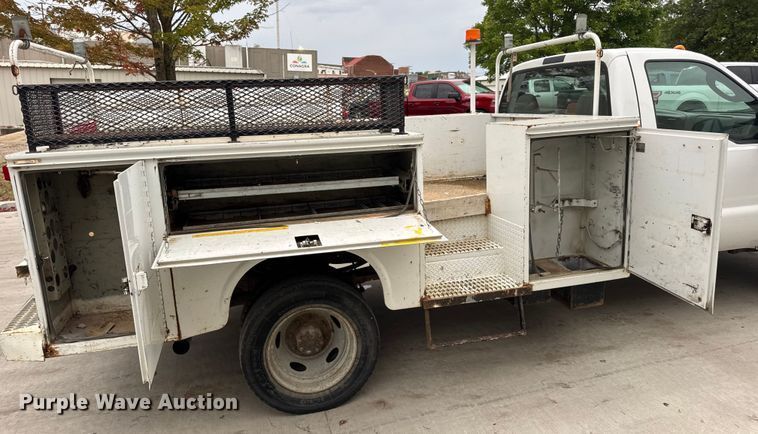 image for item DO2270 2004 Ford F550 XL Super Duty utility / service truck