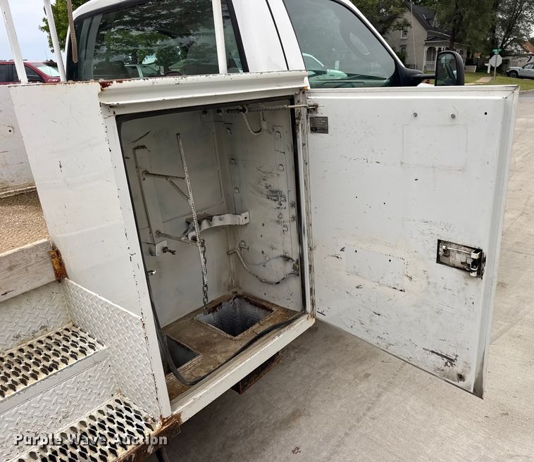 image for item DO2270 2004 Ford F550 XL Super Duty utility / service truck