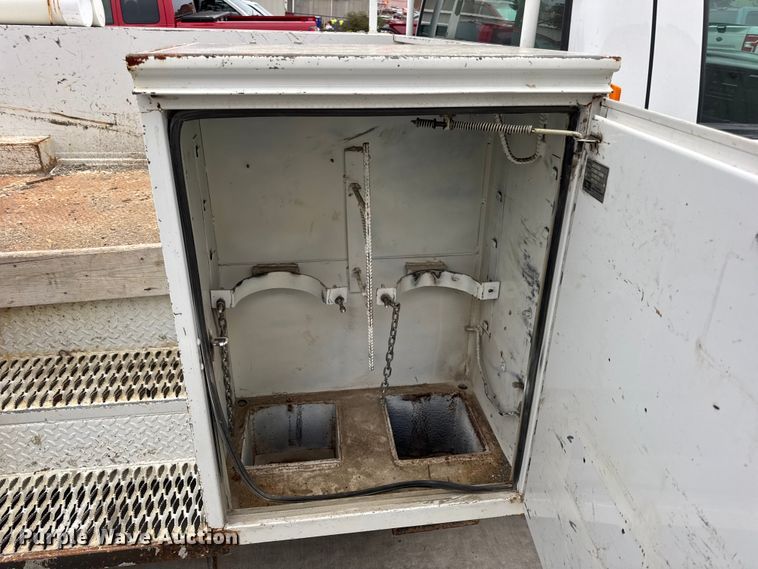 image for item DO2270 2004 Ford F550 XL Super Duty utility / service truck