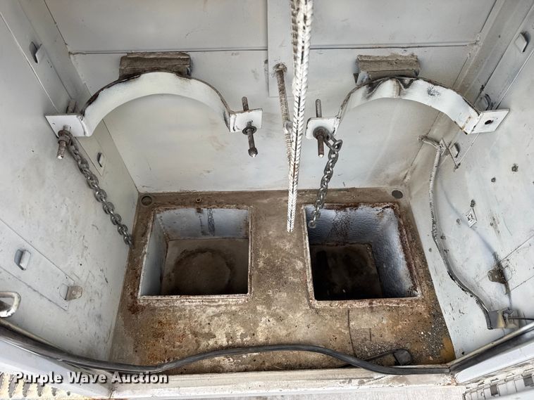 image for item DO2270 2004 Ford F550 XL Super Duty utility / service truck