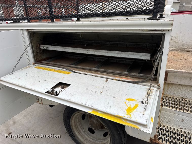 image for item DO2270 2004 Ford F550 XL Super Duty utility / service truck