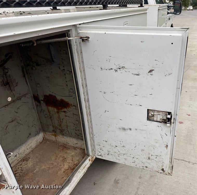 image for item DO2270 2004 Ford F550 XL Super Duty utility / service truck