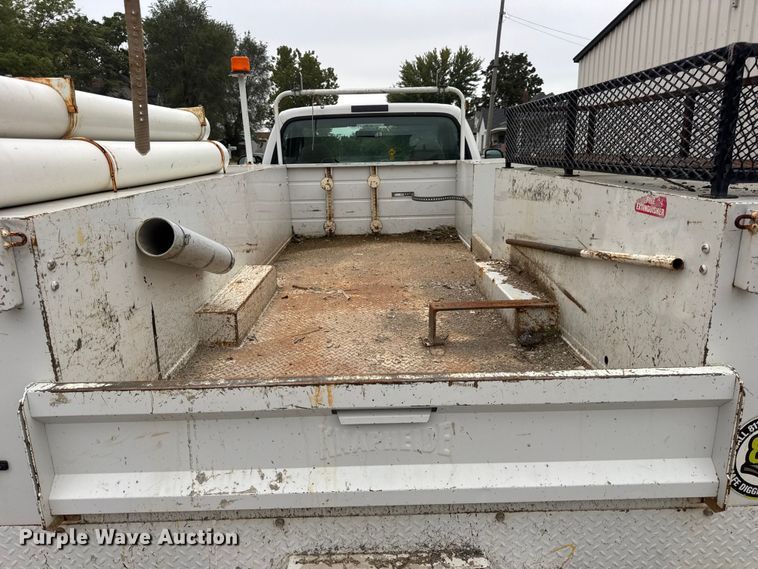 image for item DO2270 2004 Ford F550 XL Super Duty utility / service truck