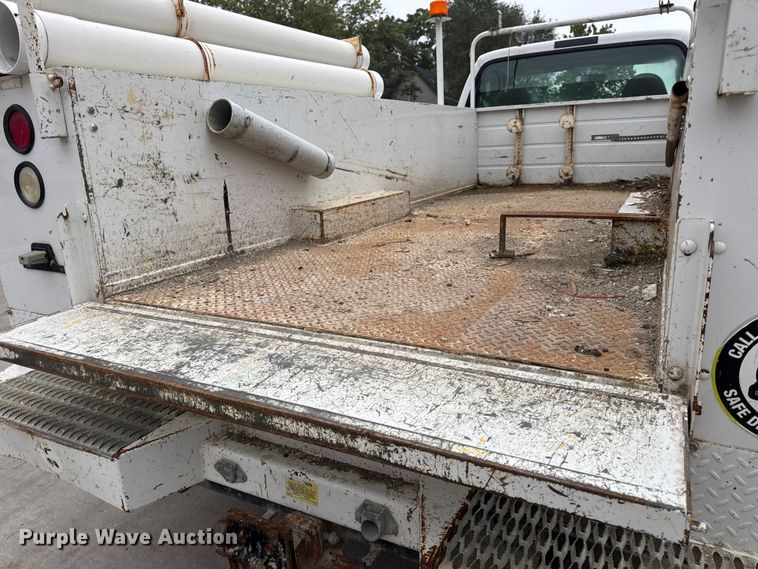 image for item DO2270 2004 Ford F550 XL Super Duty utility / service truck
