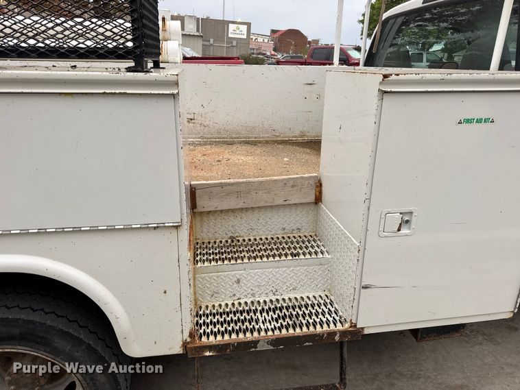 image for item DO2270 2004 Ford F550 XL Super Duty utility / service truck