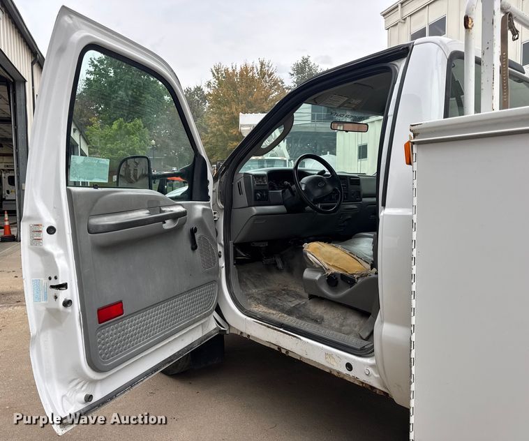 image for item DO2270 2004 Ford F550 XL Super Duty utility / service truck