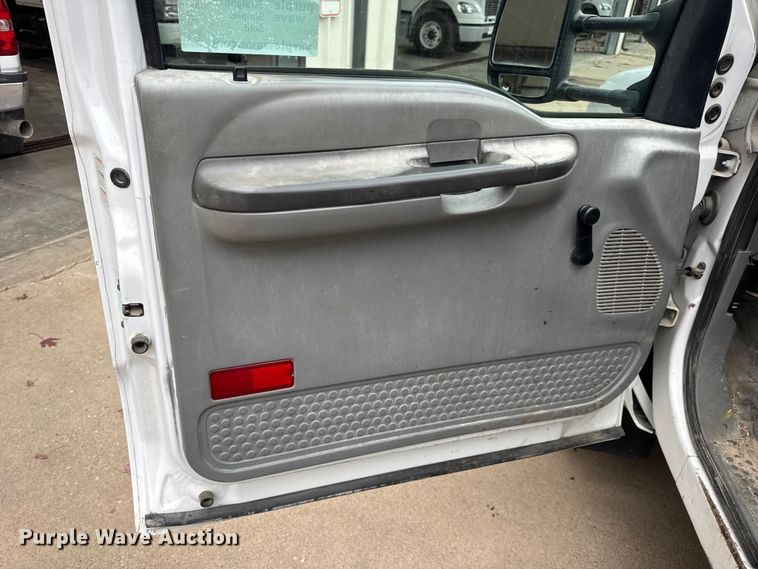 image for item DO2270 2004 Ford F550 XL Super Duty utility / service truck