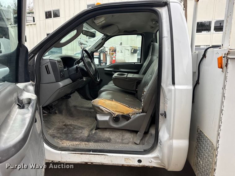 image for item DO2270 2004 Ford F550 XL Super Duty utility / service truck