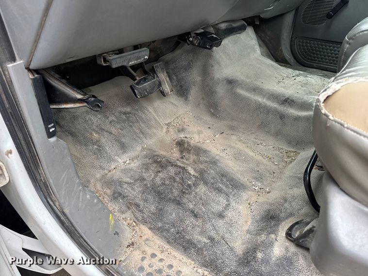 image for item DO2270 2004 Ford F550 XL Super Duty utility / service truck