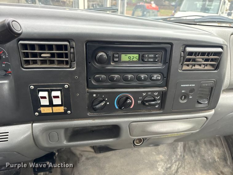 image for item DO2270 2004 Ford F550 XL Super Duty utility / service truck