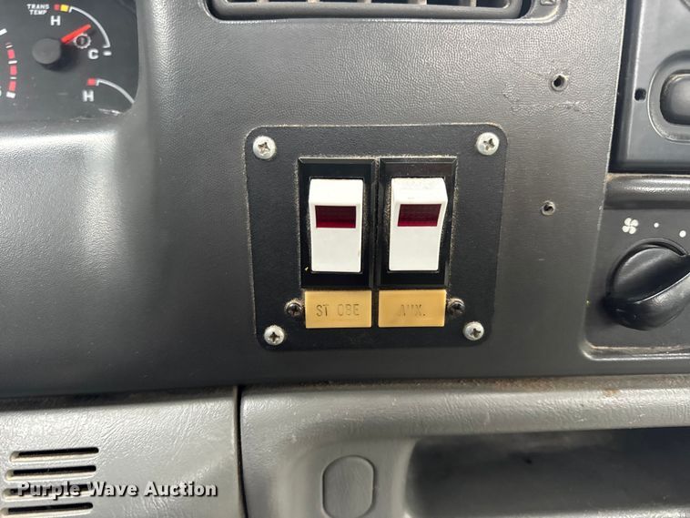 image for item DO2270 2004 Ford F550 XL Super Duty utility / service truck