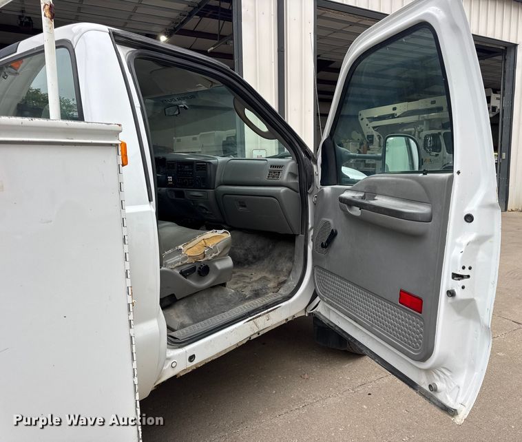 image for item DO2270 2004 Ford F550 XL Super Duty utility / service truck