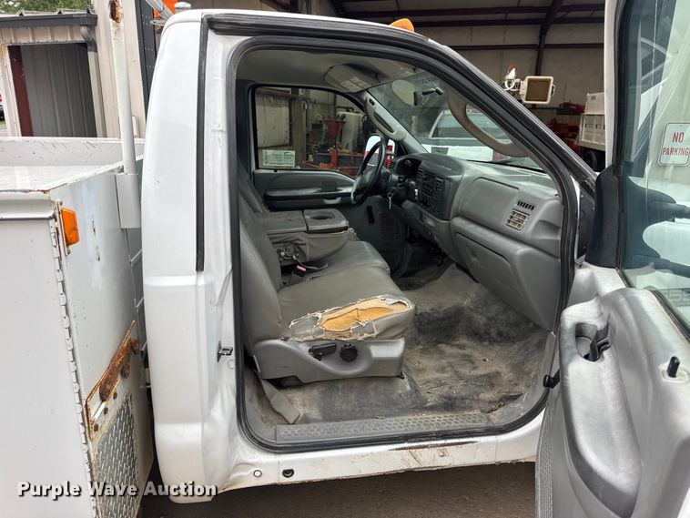 image for item DO2270 2004 Ford F550 XL Super Duty utility / service truck