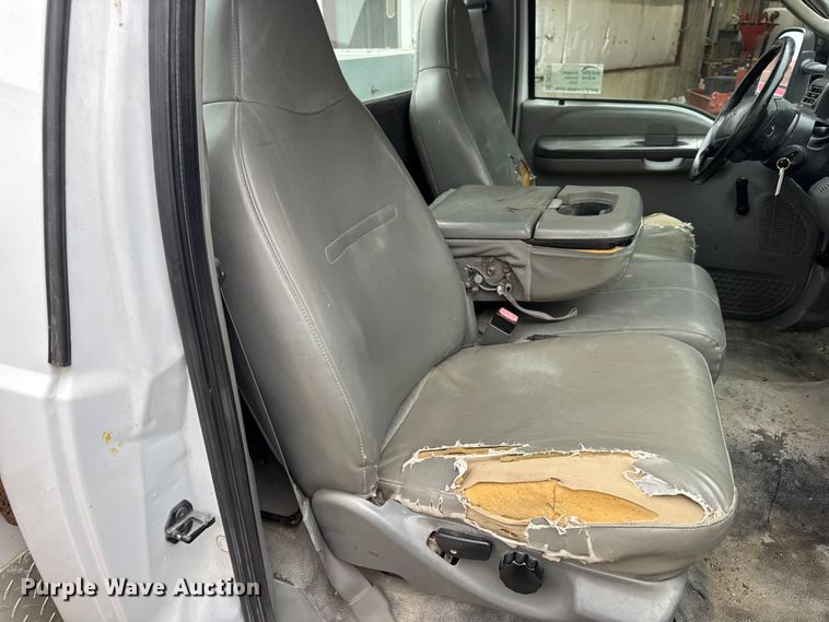 image for item DO2270 2004 Ford F550 XL Super Duty utility / service truck