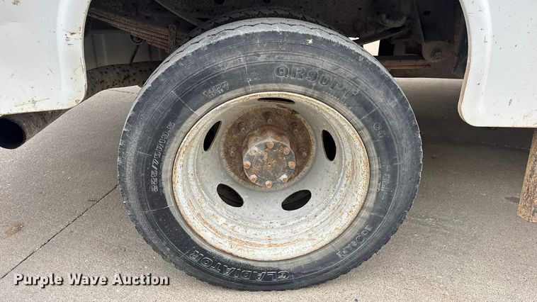image for item DO2270 2004 Ford F550 XL Super Duty utility / service truck