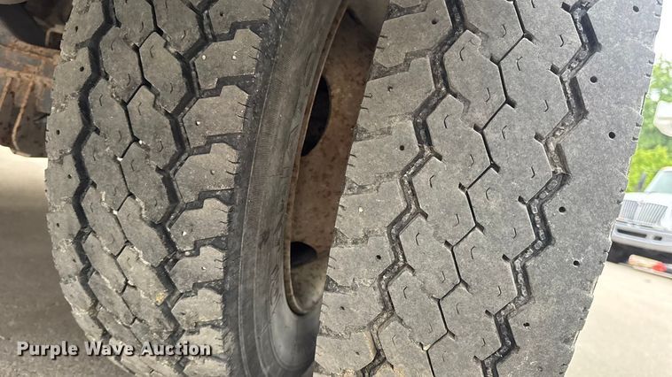 image for item DO2270 2004 Ford F550 XL Super Duty utility / service truck