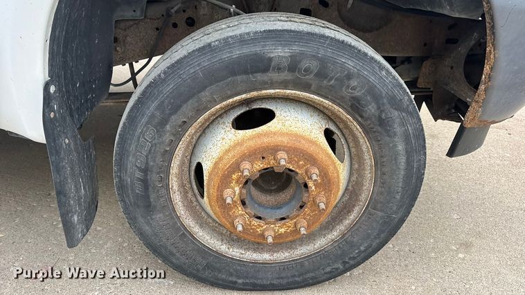 image for item DO2270 2004 Ford F550 XL Super Duty utility / service truck