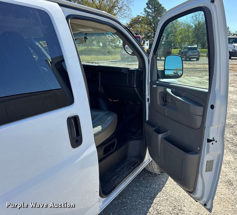 image for item DO2290 2015 Chevrolet Express 3500 van