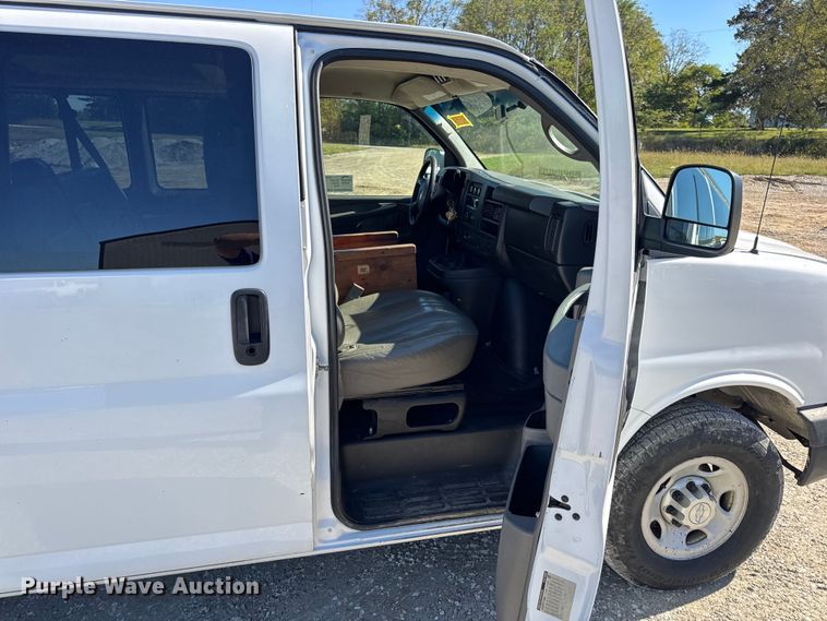 image for item DO2290 2015 Chevrolet Express 3500 van