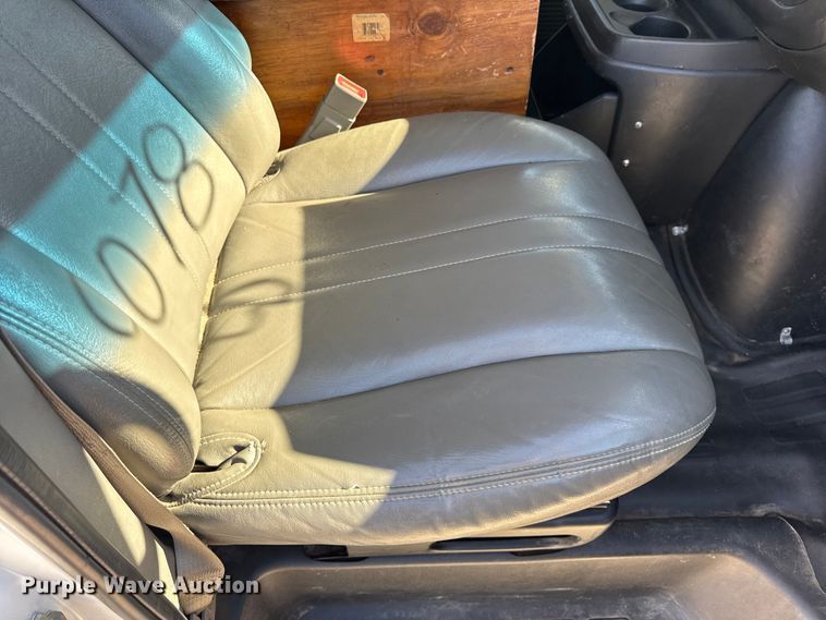 image for item DO2290 2015 Chevrolet Express 3500 van