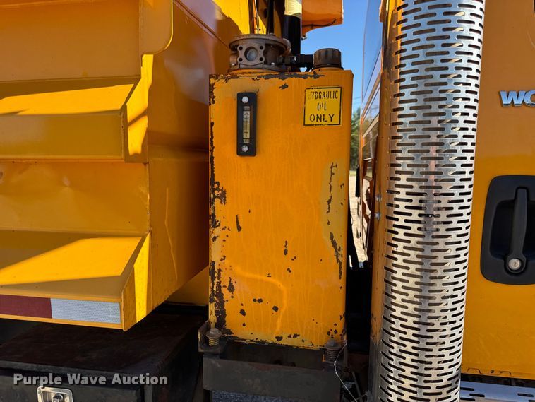 image for item DO2300 2010 International 7400 WorkStar dump truck