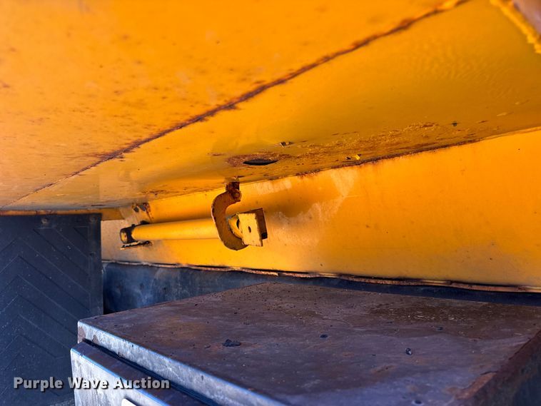 image for item DO2300 2010 International 7400 WorkStar dump truck