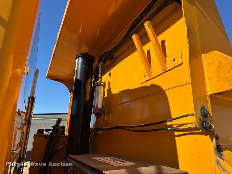 image for item DO2300 2010 International 7400 WorkStar dump truck