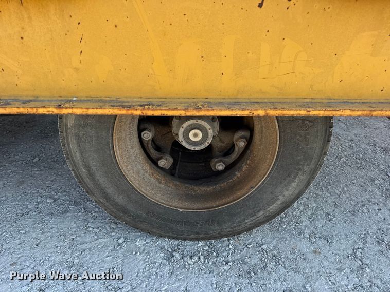 image for item DO2370 1996 Landoll tilt deck equipment trailer