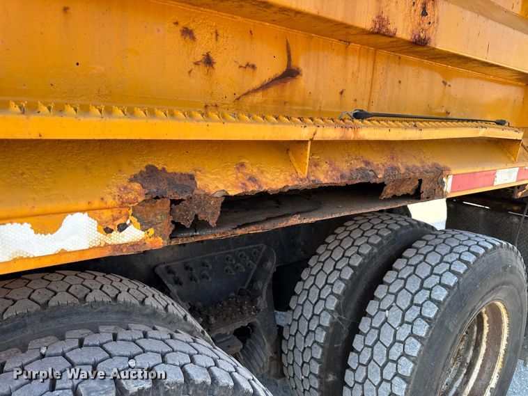 image for item DO2371 2007 International 7400 dump truck
