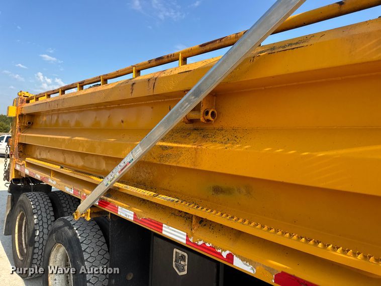 image for item DO2371 2007 International 7400 dump truck