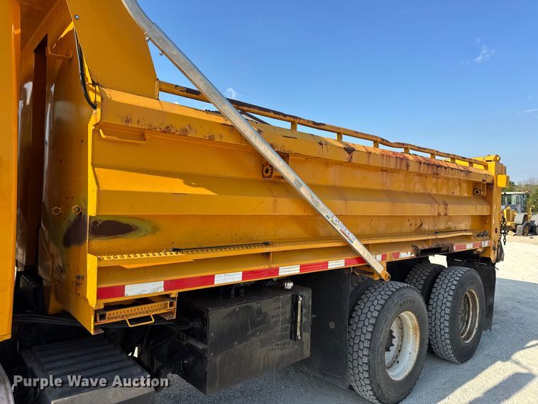 image for item DO2371 2007 International 7400 dump truck