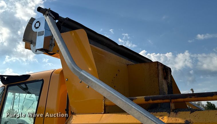 image for item DO2371 2007 International 7400 dump truck
