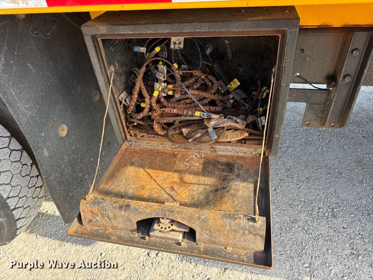 image for item DO2371 2007 International 7400 dump truck