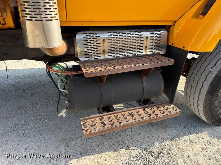 image for item DO2371 2007 International 7400 dump truck